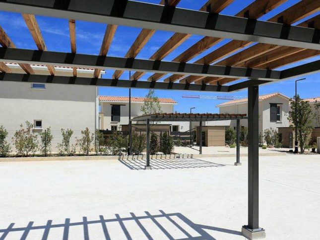 Pose de pergolas collectives au Domaine de Valentine par Sim Fermetures