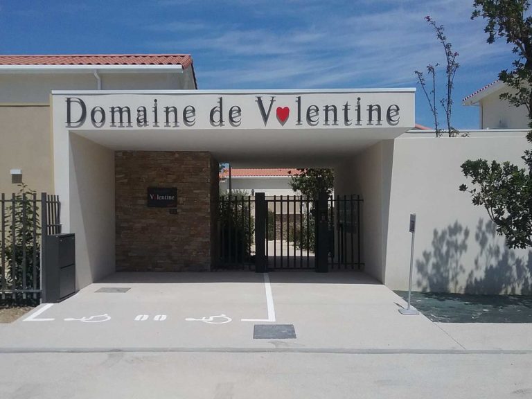 Lettrage du Domaine de Valentine par Sim Fermetures