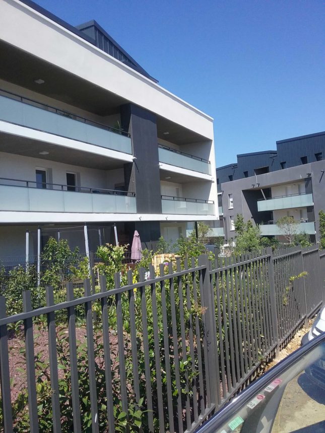 Installation des clôtures et celliers de balcon par Sim Fermetures - George