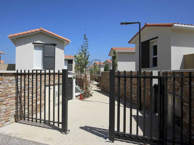 Pose de clôtures et portillons automatiques par Sim Fermetures - projet immobilier Cœur Angélique