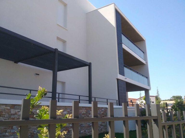 Installation des pergolas collectives et celliers de balcon par Sim Fermetures - George