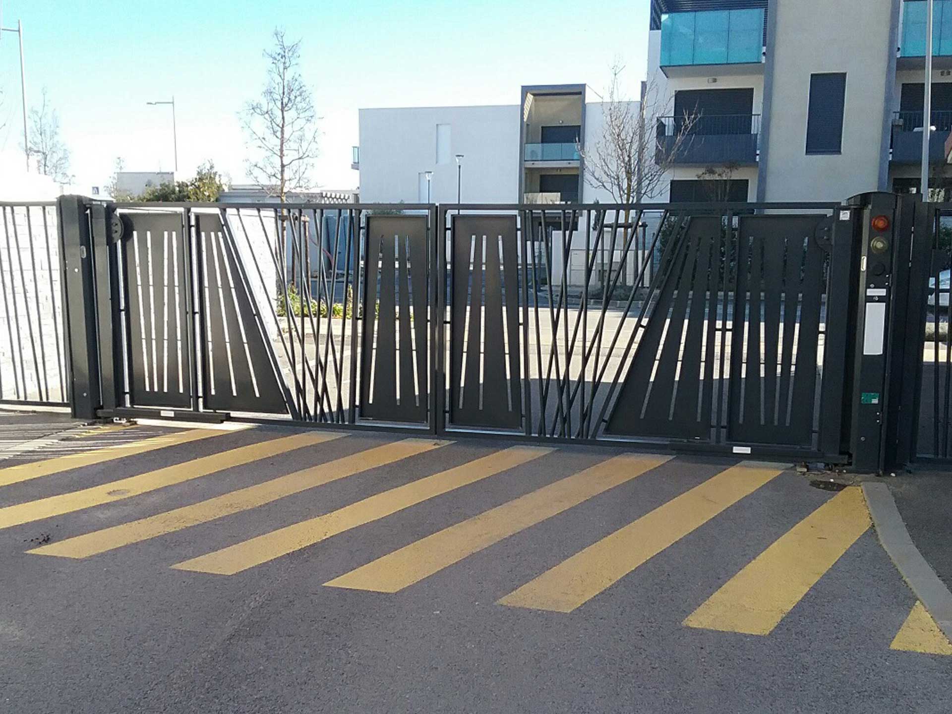 Vente de portail battant automatique avec Sim Fermetures pour l'habitat collectif à Montpellier